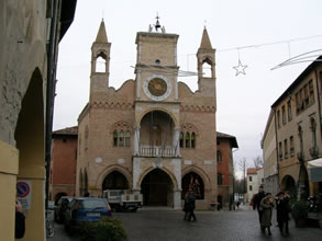 Pordedone il municipio e un palazzo antico