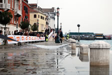 acqua alta durante l maratona di venezia